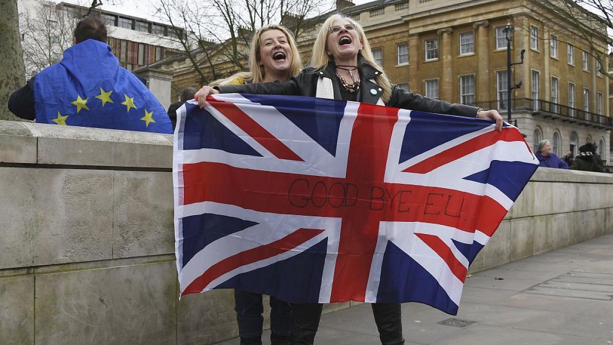 Frauen feiern den Brexit mit dem Union Jack, der Flagge Großbritanniens, 31.01.2020