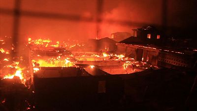 حريق هائل أتى على أحد أحياء عاصمة سييراليون الفقيرة
