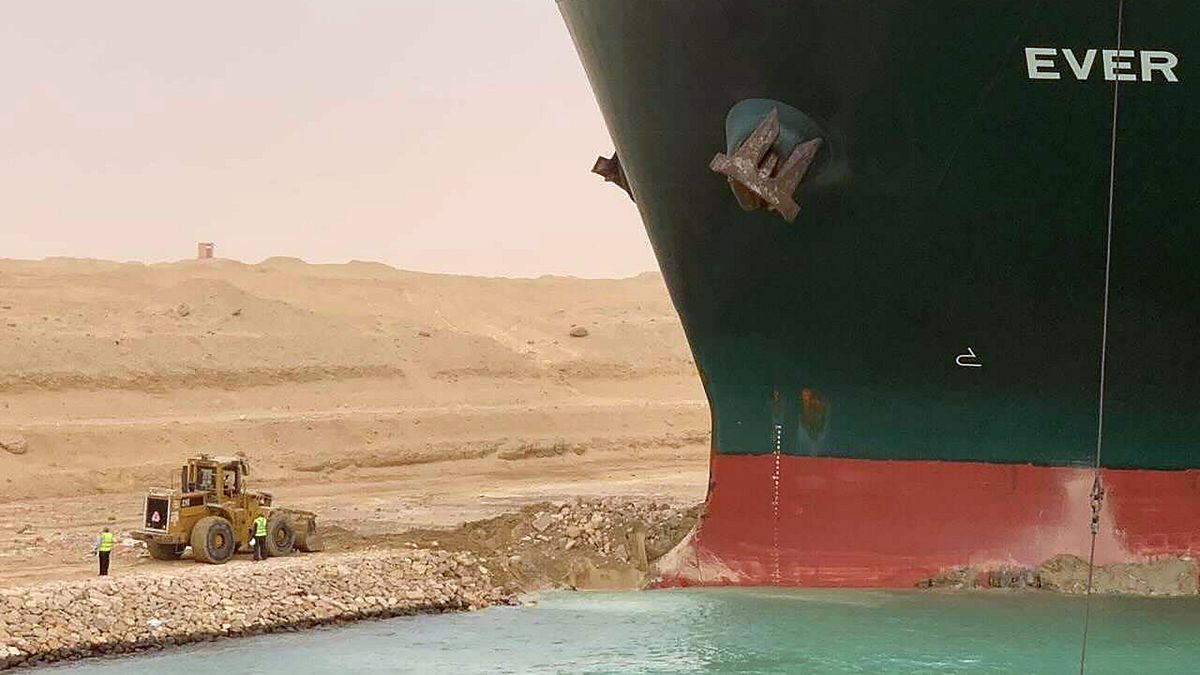 صورة للسفينة الضخمة العالقة في قناة السويس
