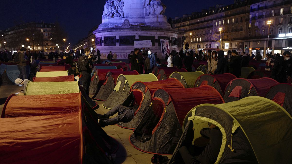 Campamento de refugiados levantado en la plaza de la República de París, Francia