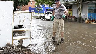 A romokat takarítják Ausztráliában az áradások után