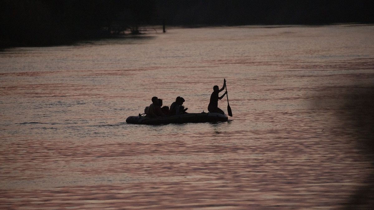Un grupo de migrantes cruza el Rio Grande para llegar a Texas.
