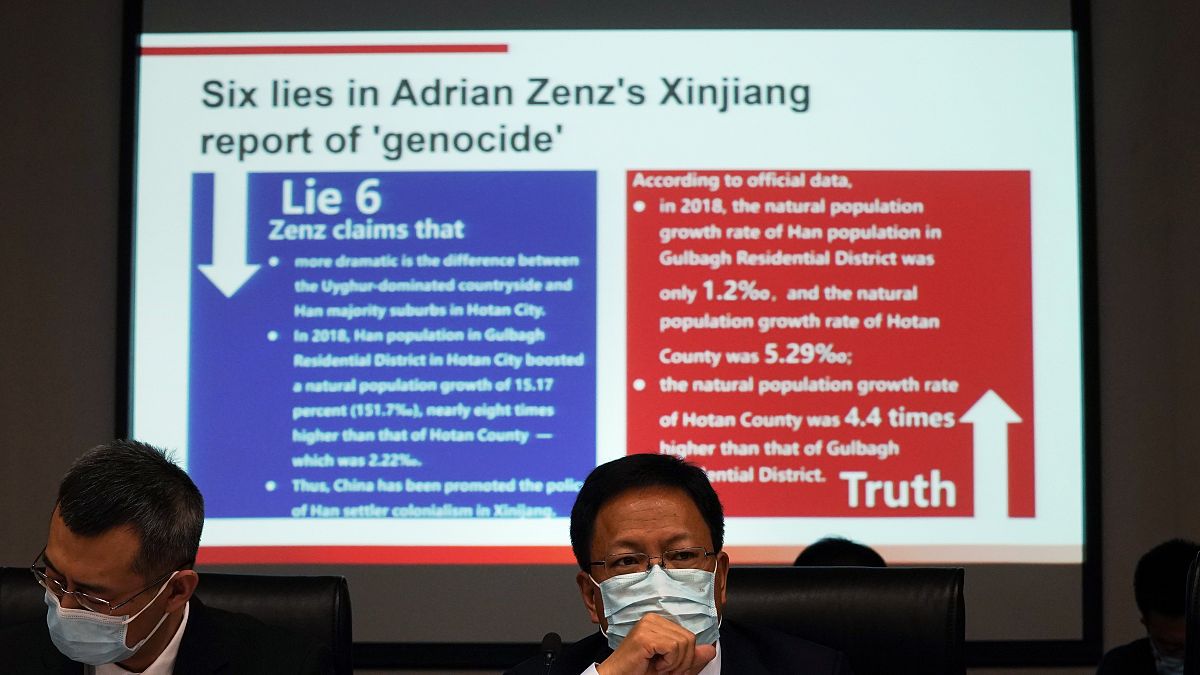 شوغومسنغ نائب المتحدث باسم حكومة إقليم شينجيانغ يدحض مزاعم الإبادة الجماعية خلال مؤتمر صحفي في بكين، الصين.