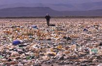 Imagen del lago boliviano Uru Uru cubierto de basura