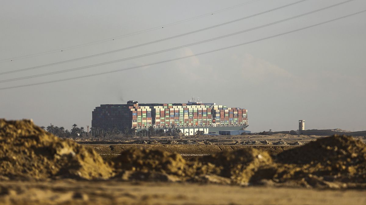 Suez : le transport maritime bloqué, le déblocage du canal pourrait durer des semaines