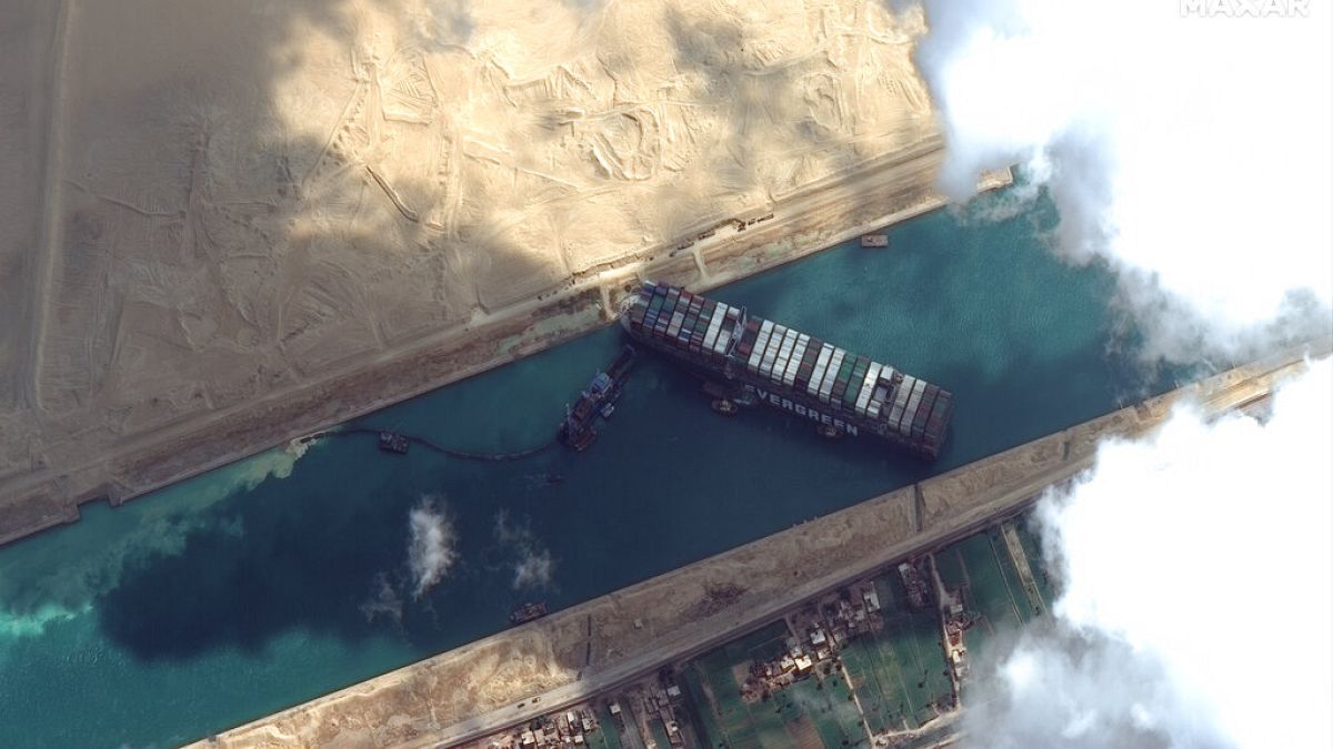 Auch von weit her sichtbar: Der blockierte Frachter im Suezkanal