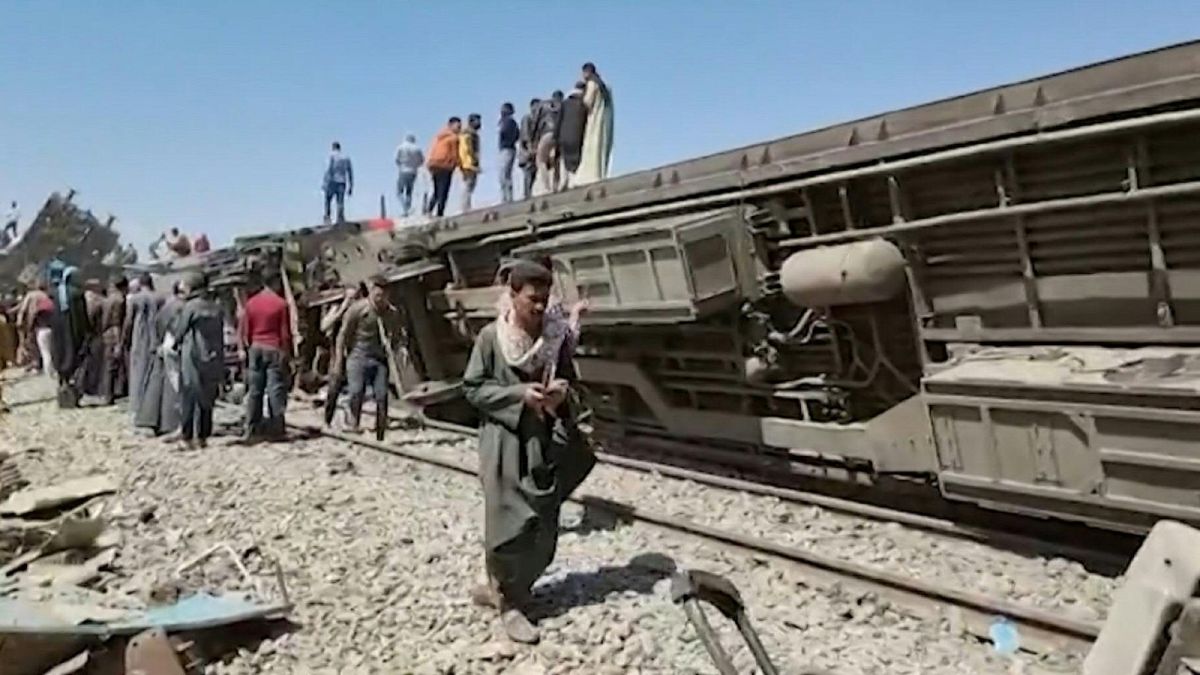 عشرات القتلى والجرحى جراء اصطدام قطارين في صعيد مصر
