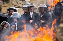 شاهد: يهود متشددون يحرقون الخبز مع حلول عيد الفصح 