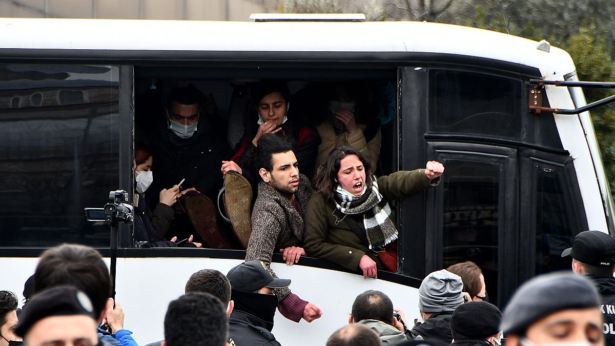 Boğaziçi Üniversitesi önünde gözaltına alınan 12 kişi adliyeye sevk edildi.