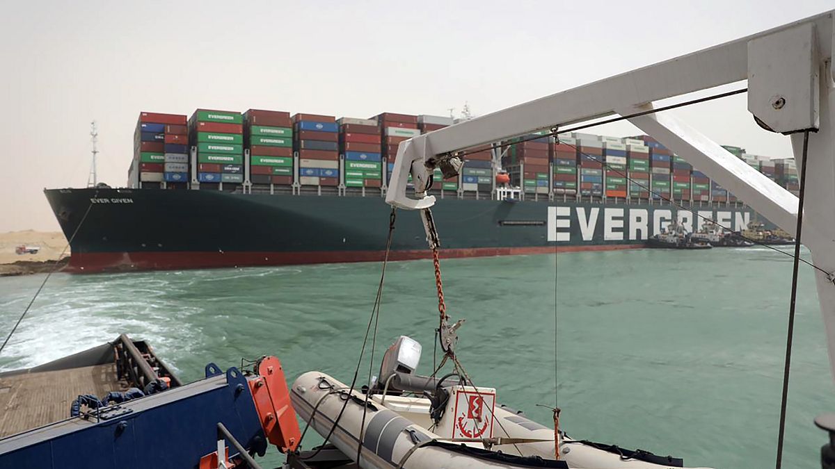 جهود مكثفة لتعويم ناقلة الحاويات الضخمة التي تعيق تدفق السفن في السويس