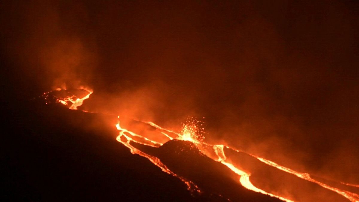 الحمم البركانية تتدفق  من بركان باكايا الثائر في غواتيمالا