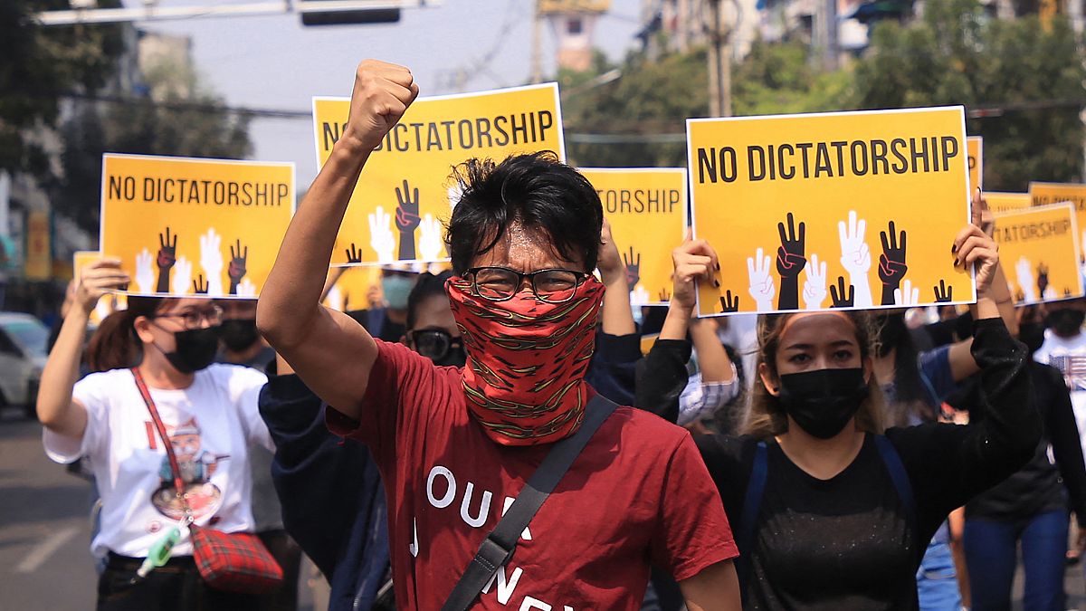 Myanmar'da darbe karşıtı protestolarda ölenlerin sayısı 320'ye çıktı