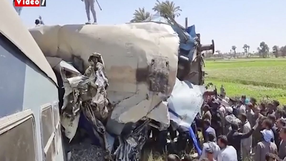 الحطام الناتج عن حادث بين قطارين في صعيد مصر