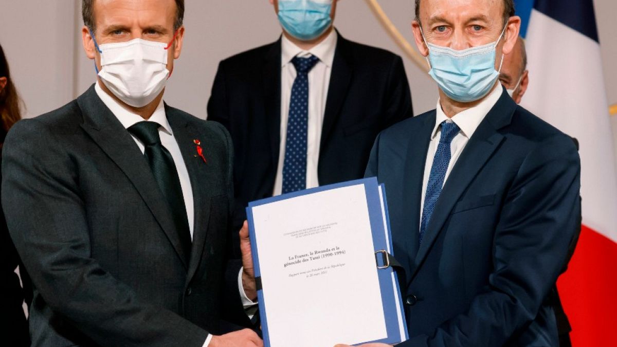 Le président Macron et Vincent Duclert, chef de la commission qui a rédigé le rapport sur le génocide au Rwanda, au palais de l'Elysée - Paris -, le 26 mars 2021