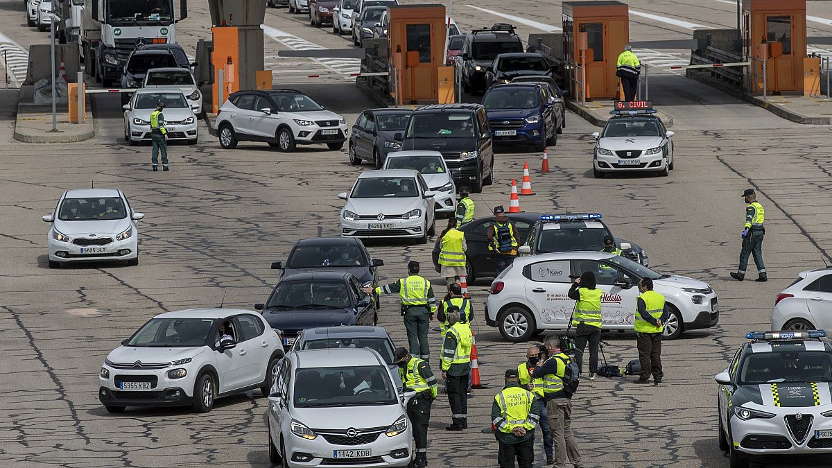Agentes de la Guardia Civil realizan controles en un peaje a la salida de Madrid