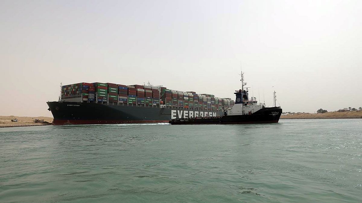 Süveyş Kanalı'nda karaya oturan “The Ever Given" yük gemisi