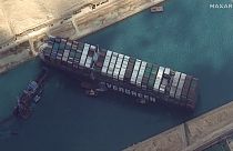 Le navire Ever Given d'une longueur équivalente à quatre terrains de football est coincé dans le sud du canal, à quelques kilomètres de la ville de Suez.