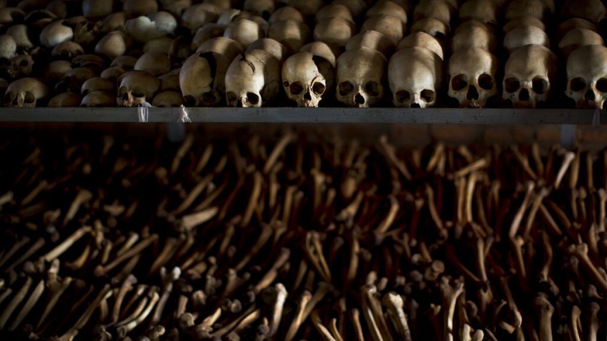 Lemészárolt nők és gyerekek csontjai az egyori Ntarama templom helyén kialakított emlékhelyen