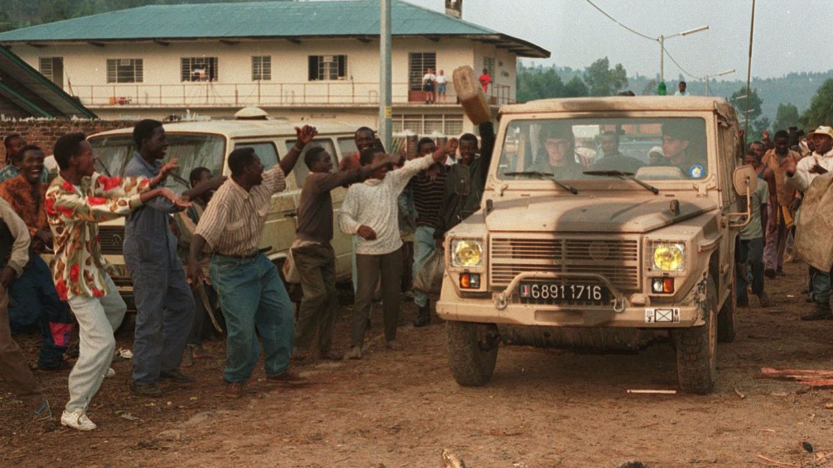 ورود ارتش فرانسه به یکی از روستاهای رواندا پس از نسل‌کشی 