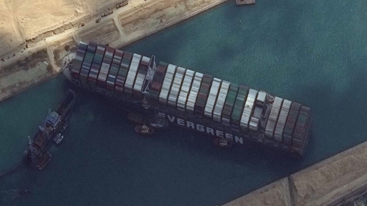 Egito prepara nova tentativa para desbloquear o canal do Suez