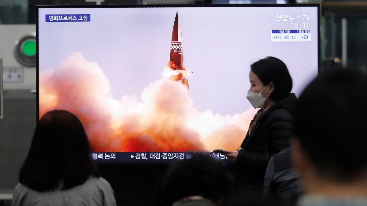 تلفاز في محطة قطارات سوسيو في سيول يعرض خلال برنامج إجباري صورة لصاروخ موجه جديد لكوريا الشمالية، 26 مارس 2021