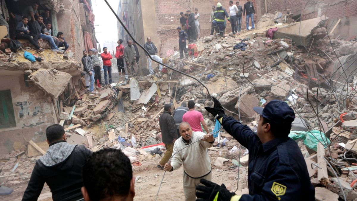 صورة أرشيفية لعمليات إنقاذ بعد انهيار مبنى في ضاحية المطرية في القاهرة في 25 نوفمبر 2014