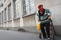 Budapesti egészségügyi intézmény előtt várakozó nő