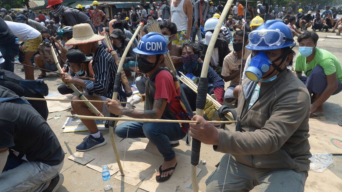 Myanmar'da darbe karşıtı gösteriler sürüyor8