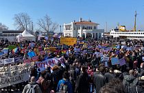 Boğaziçi öğrencilerinin gözaltına alınmasını protesto eden binlerce kişi Kadiköy vapur iskelesi önünde bir araya geldi.