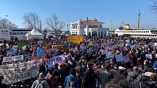 Boğaziçi öğrencilerinin gözaltına alınmasını protesto eden binlerce kişi Kadiköy vapur iskelesi önünde bir araya geldi.