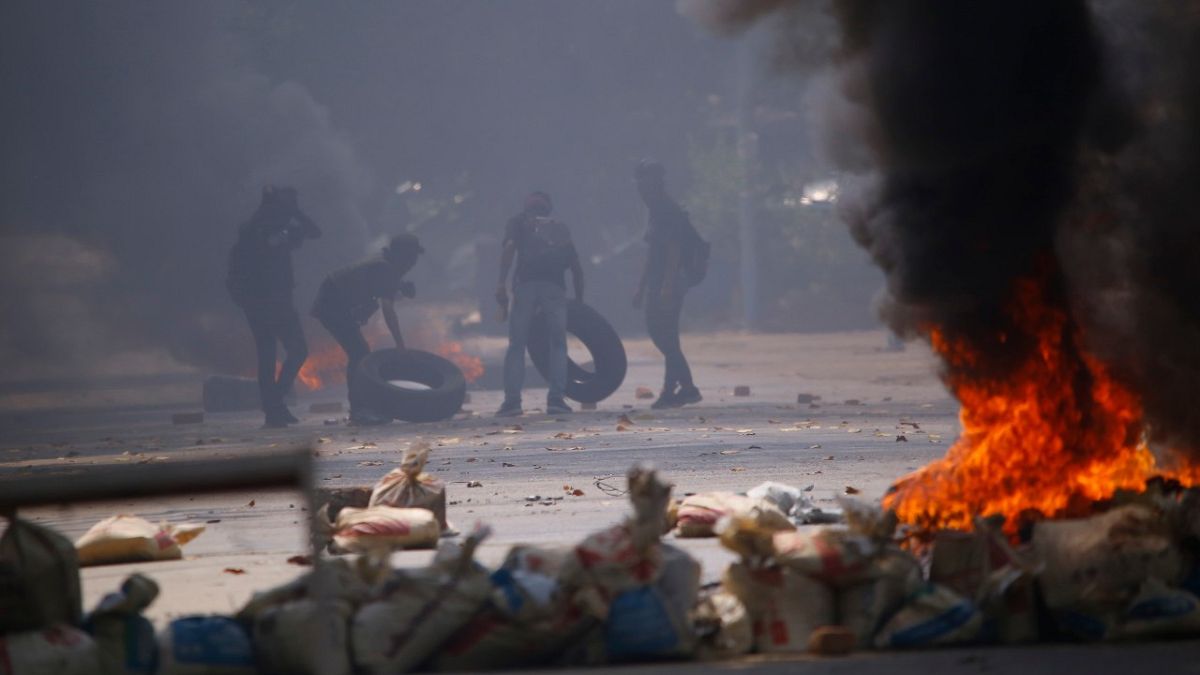 محتجون في يانغون يشعلون إطارات خلال احتجاجات ضد الانقلاب العسكري، 27 مارس 2021