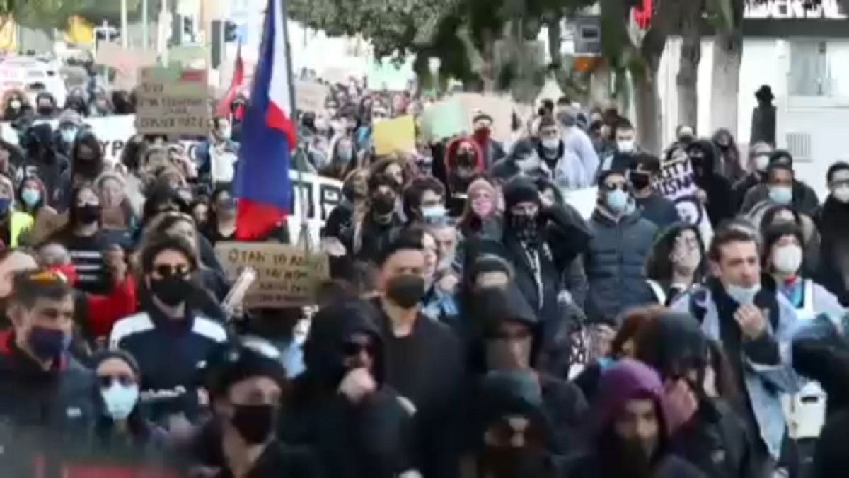 A Cipro una marcia contro il governo, centinaia di persone in piazza