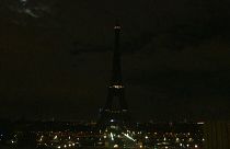 La torre Eiffel apagada durante la Hora del Planeta