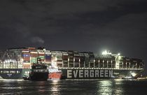 إيفر غيفن، سفينة شحن ترفع علم بنما، محصورة في قناة السويس وتعيق حركة المرور في الممر المائي الحيوي