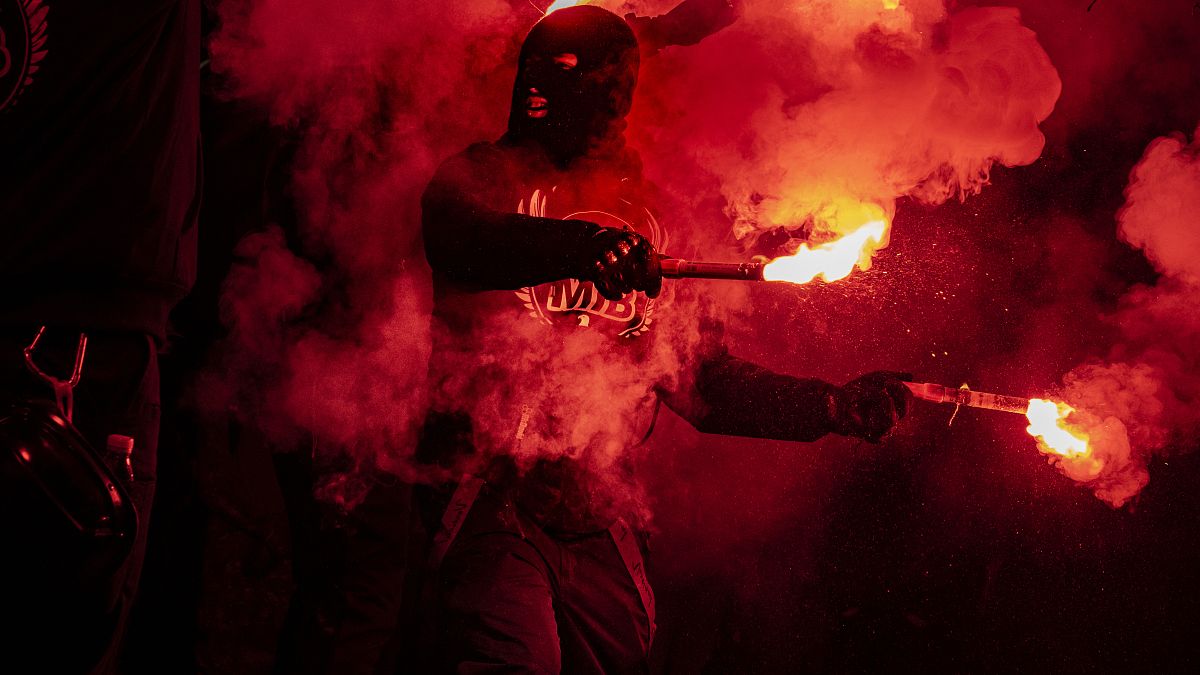 أنصار حركة "Men in Black Denmark" يتظاهرون ضد القيود المفروضة لمكافحة انتشار فيروس كورونا الجديد في 13 مارس 2021 في كوبنهاغن