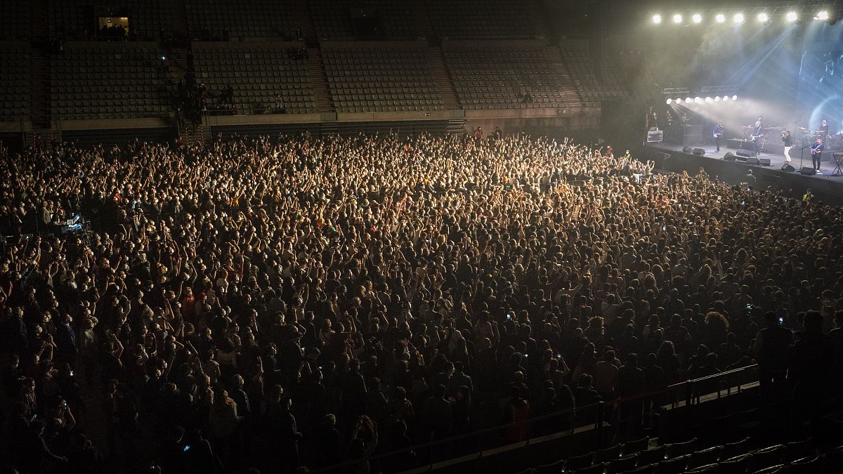 5.000 personas asisten a un concierto de 'Love of Lesbian' en Barcelona, España, el sábado 27 de marzo de 2021. 