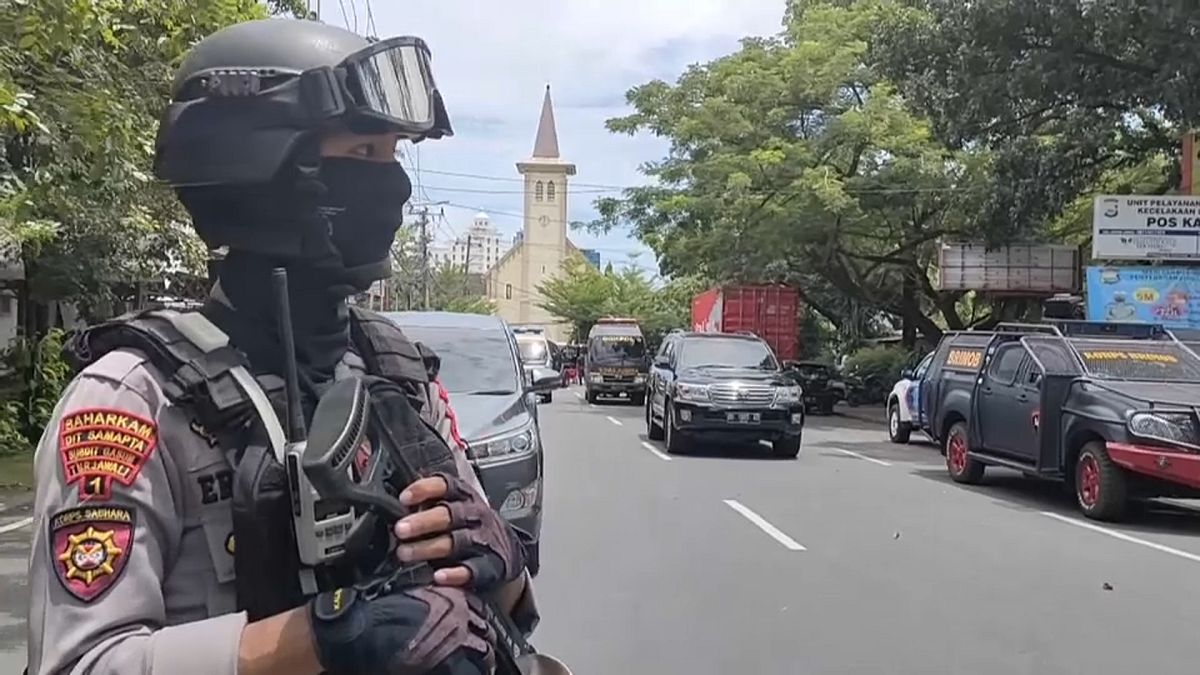 شرطة مكافحة الإرهاب الإندونيسية خارج مبنى الكاتدرائية التي استهدفها تفجير انتحاري في أحد الشعانين 