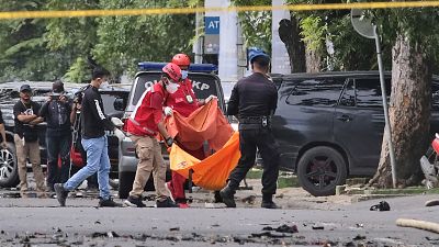 Feltételezhetően öngyilkos merényletet hajtottak végre egy indonéz katolikus templomnál