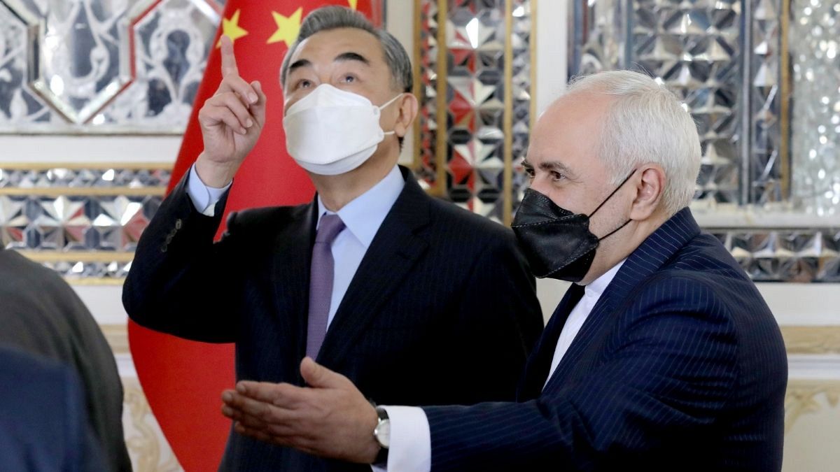 محمد جواد ظریف و وانگ ئی، وزیران خارجه ایران و چین در مراسم امضای سند همکاری ۲۵ ساله دو کشور