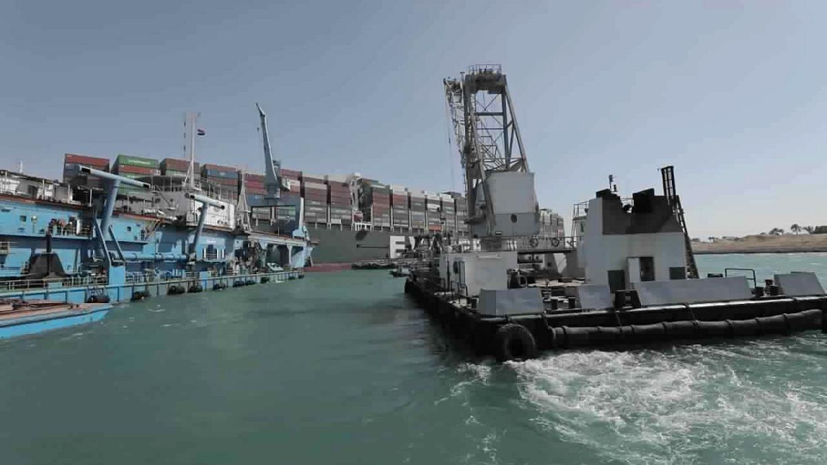 Εκατοντάδες πλοία εγκλωβισμένα στη Διώρυγα του Σουέζ