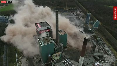 Espectaculares imágenes de la demolición de una central en Alemania