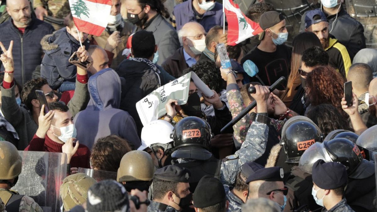 شاهد: مسيرة غاضبة في بيروت تنديدا بحالة الجمود السياسي في لبنان 