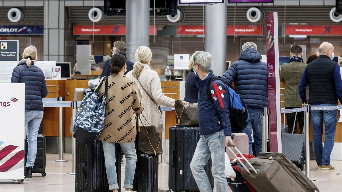 Немецкие туристы вылетают в Пальма-де-Майорку из аэропорта Гамбурга, 14 марта 2021 г.