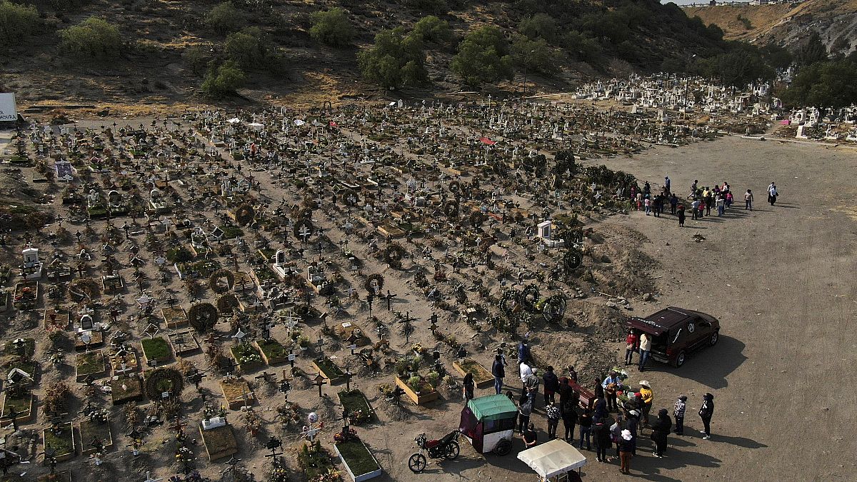 Imágenes aéreas del cementerio del Chalco en las afueras de Ciudad de México.