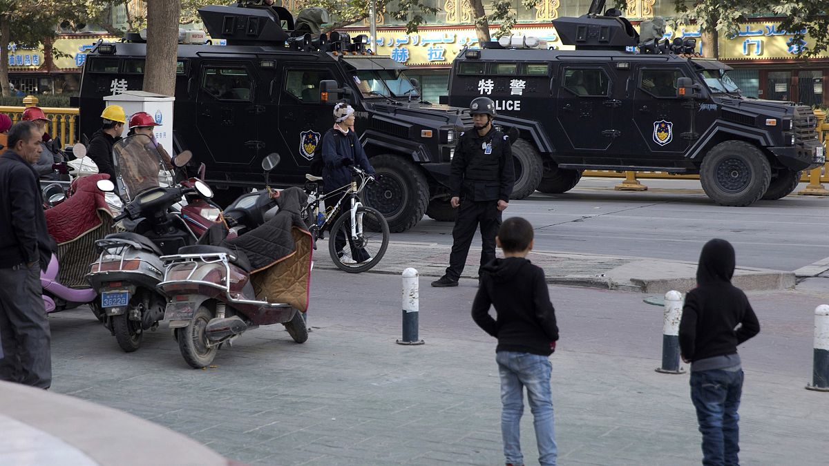 Doğu Türkistan'ın Kaşgar kentinde devriye gezen Çin güvenlik güçleri (arşiv) 