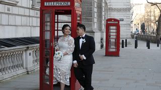 Una pareja de novios se deja fotografiar en Londres, Reino Unido