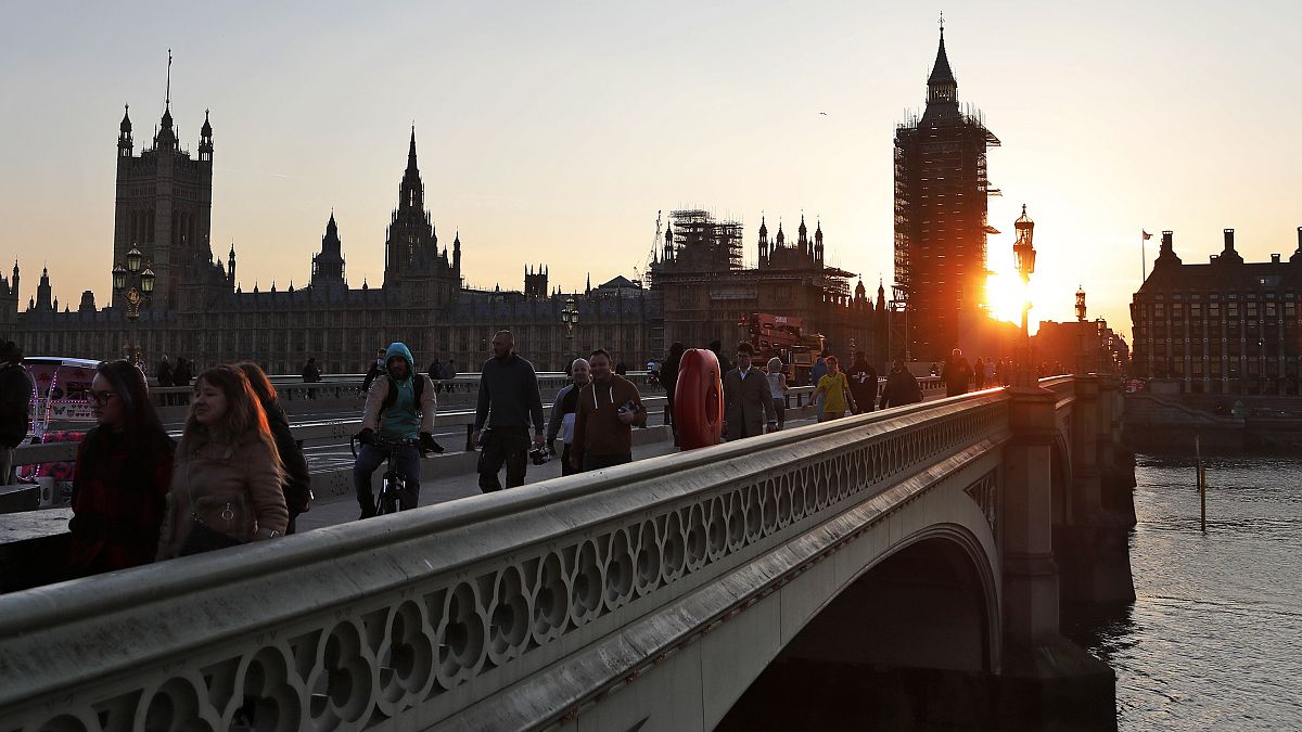 Westminster Bridge in London bei Sonnenuntergang 