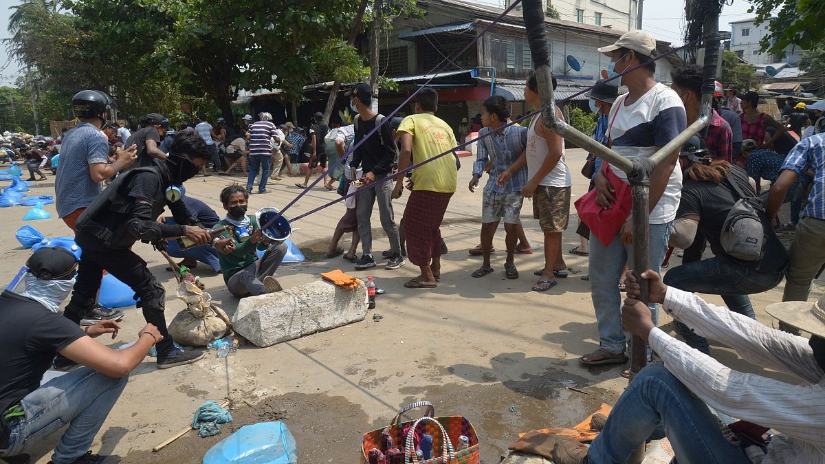 Una fionda gigante usata dai manifestanti come arma contro i militari in Myanmar. 