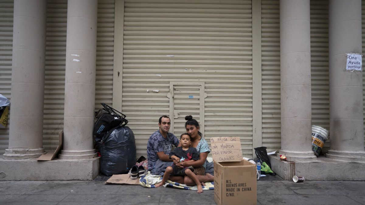 Οικογένεια αστέγων έξω από κλειστό- λόγω κορονοϊού- κατάστημα στο Μπουένος Άιρες