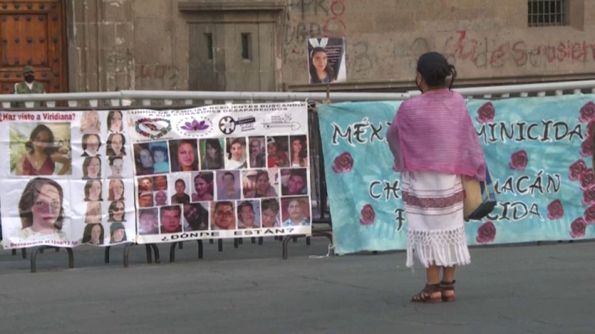 Vigilia por las víctimas de feminicidios ante el Palacio Nacional de México (captura de pantalla)